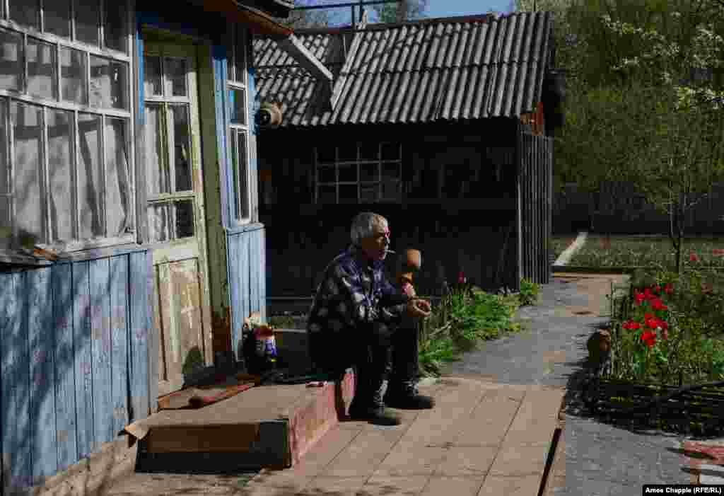 Благодаря связям он добился разрешения вернуться. Но дом, в котором он сейчас живет, не его