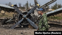 Пророссийский сепаратист на территории разрушенного аэропорта в Луганске. Сентябрь 2014 года