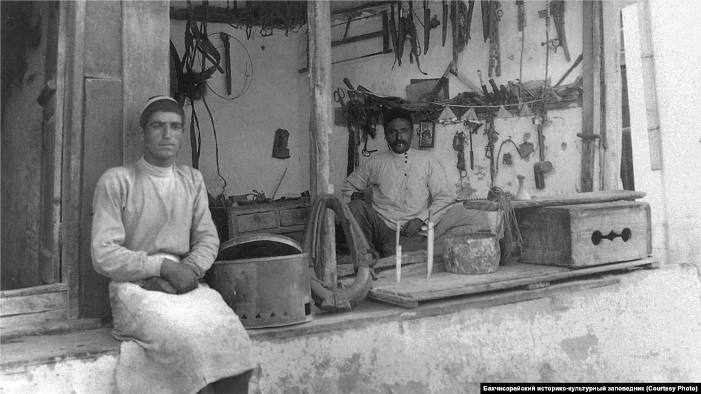 Лавка шорника. Бахчисарай, 1920-е Коневодство играло колоссальную роль в крымскотатарском обществе, а лошадям всегда требовалась сбруя. В период Крымского ханства &quot;столицей&quot; шорников был Карасубазар