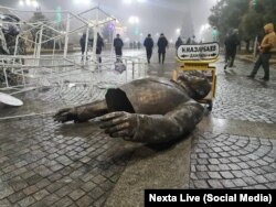 Памятник Назарбаеву, который снесли во время протестов в Талдыкоргане